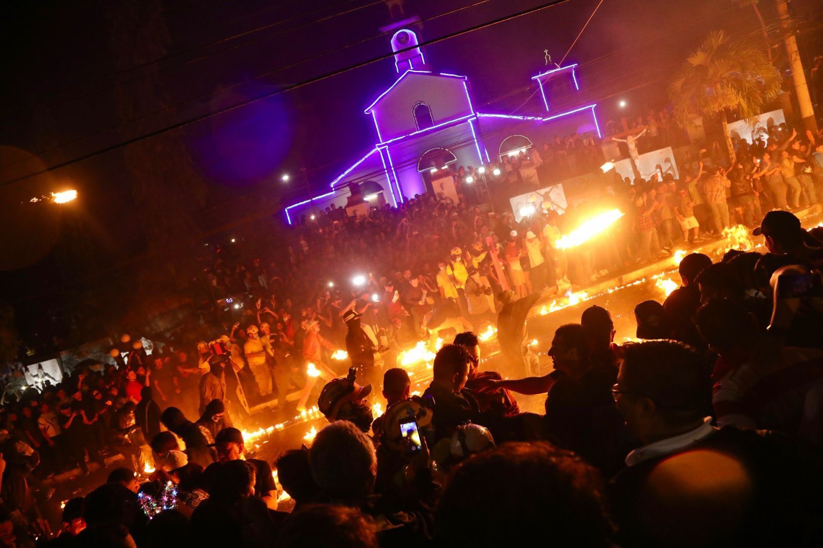 Salvadoreños y extranjeros disfrutaron de las tradicionales Bolas de Fuego en Nejapa salvadorenos-y-extranjeros-disfrutaron-de-las-tradicionales-bolas-de-fuego-en-nejapa